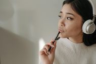 You can also add a mascara or liner to the 'clean girl' makeup aesthetic. (Image via Pexels)